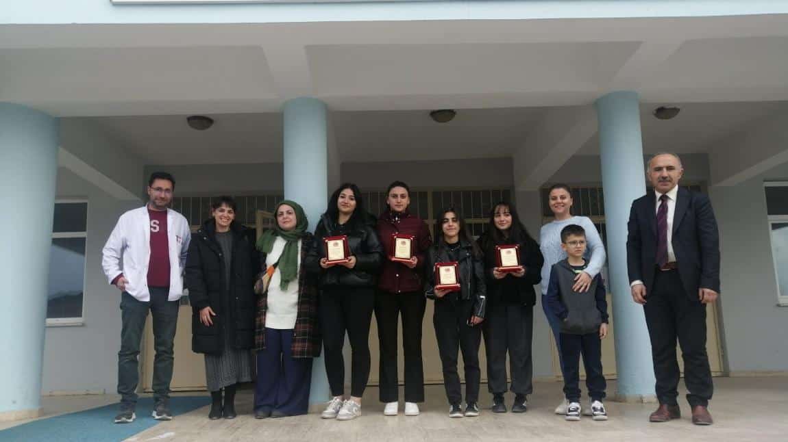 Münazara Yarışmasında Dereceye Giren Öğrencilerimiz Ödüllendirildi